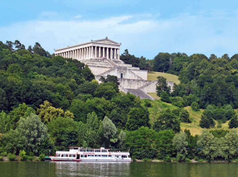 Walhalla mit Schiff