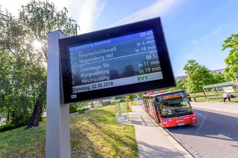 Grossansicht in neuem Fenster: Bus Linie 78 am Bhf Burgweinting