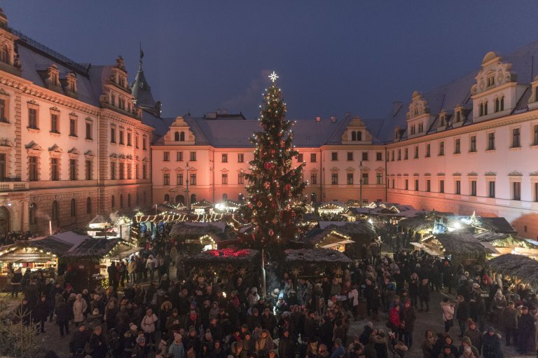 Romantischer Weihnachtsmarkt 2019 - Schlossinnenhof Romantischer Weihnachtsmarkt 2019 - Schlossinnenhof