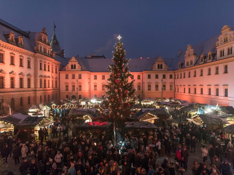Romantischer Weihnachtsmarkt - Innenhof Schloss Romantischer Weihnachtsmarkt - Innenhof Schloss