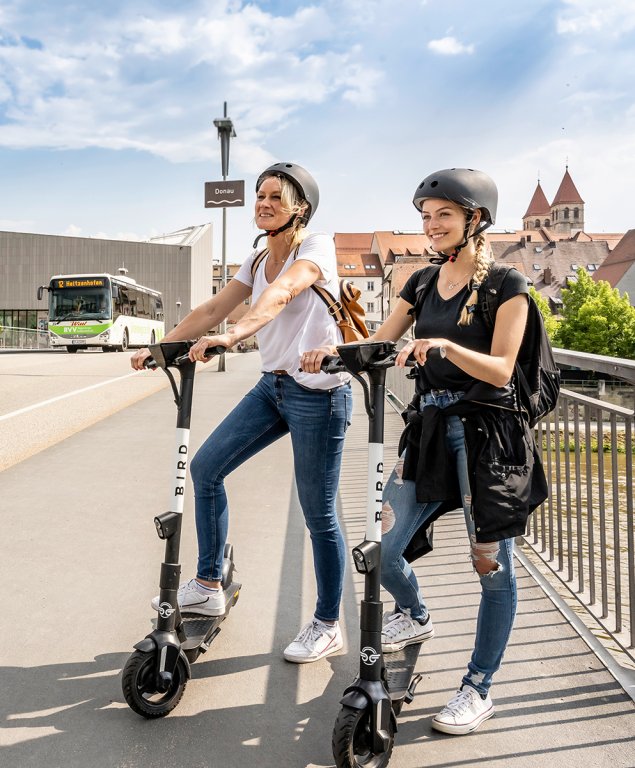 Bird-Scooter - Bus im Hintergrund Bird-Scooter - Bus im Hintergrund