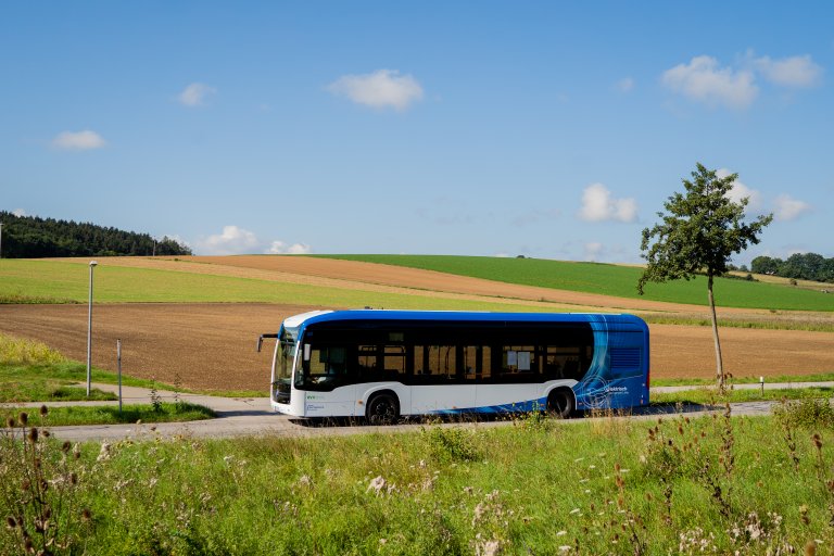 Elektrobus SMO unterwegs - vor Feldern