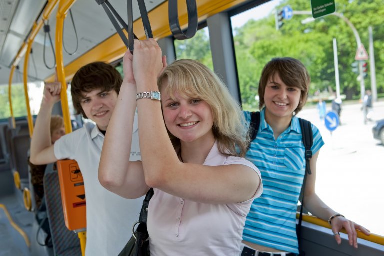 Schülergruppe im Bus