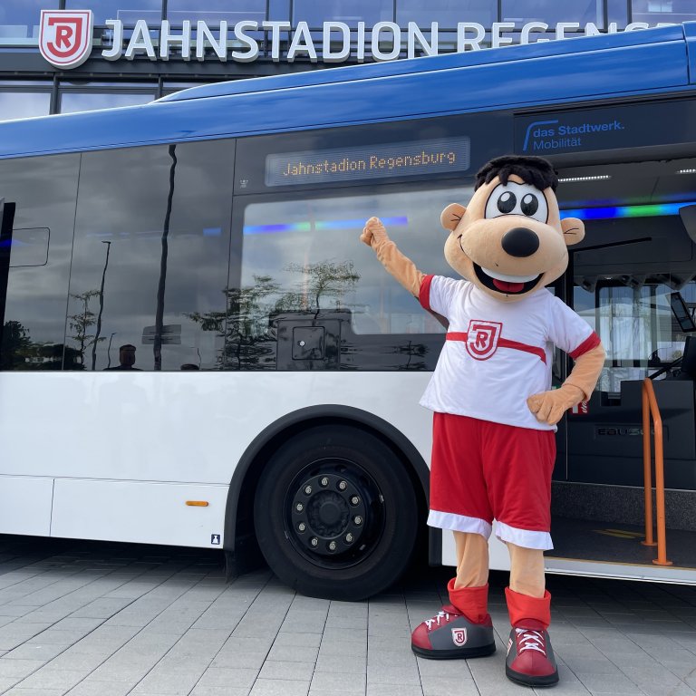 Jahni vor dem Shuttlebus